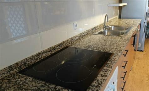 panificadora doméstica sobre una encimera de cocina