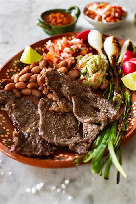 Variedad de carnes asadas estilo sui mei en un escaparate tradicional