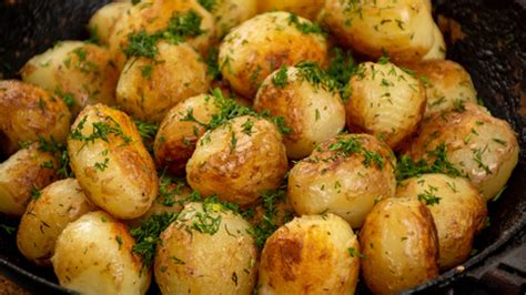 Ingredientes para absorber el sabor a quemado: patatas y lechuga