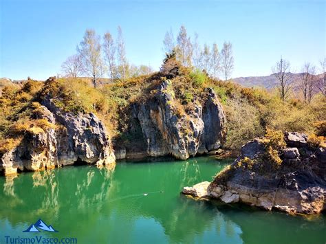 Paisaje de La Arboleda con vestigios mineros y restaurantes
