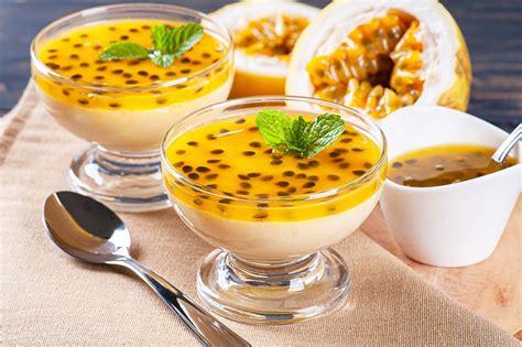 Maracuyá fresca y en pulpa junto a crema de leche