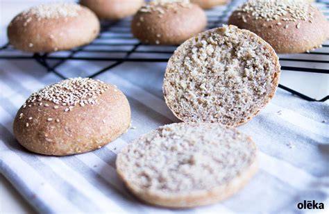 Panecillos de hamburguesa de espelta recién horneados