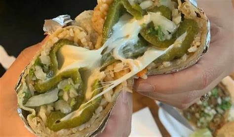 Relleno de burrito en la tortilla