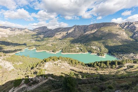 Embalse de Guadalest rodeado de vegetación
