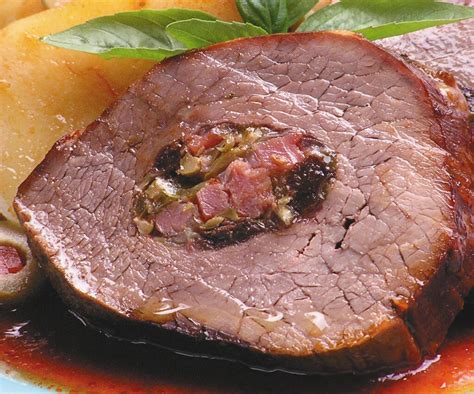 Carne mechada cortada en rodajas finas