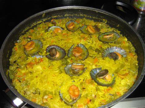 Foto de un plato de arroz con lapas recién hecho