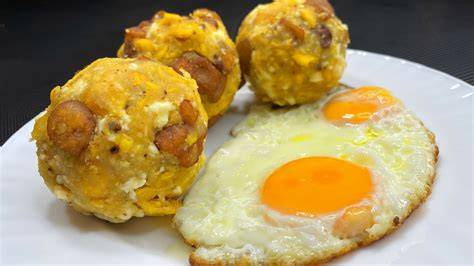 Plato de bolones de verde con queso, huevo frito y café