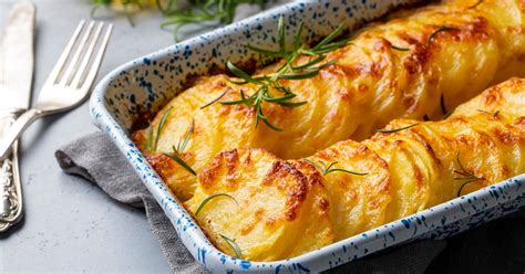 Patatas gratinadas con queso y crema recién salidas del horno