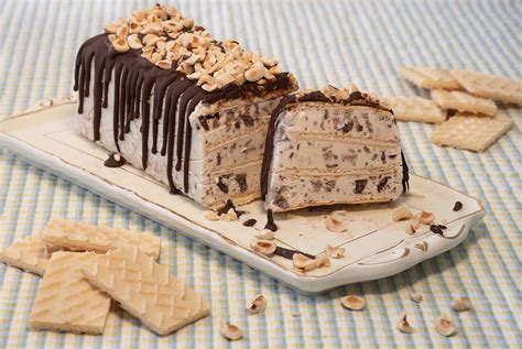 Imagen de una tarta helada de chocolate decorada con crocanti