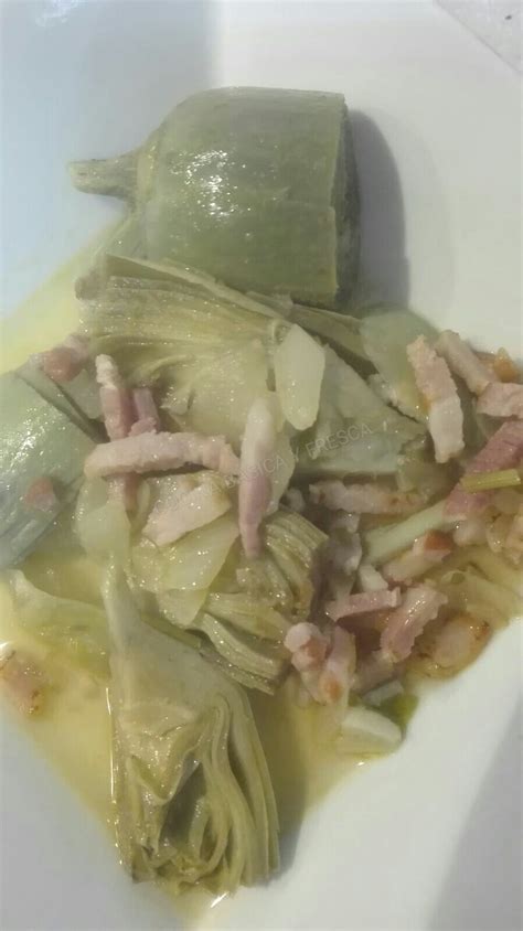 Ingredientes frescos para alcachofas salteadas