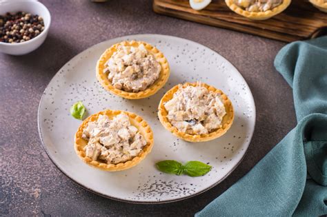 canastillas de hojaldre rellenas de atún y vegetales