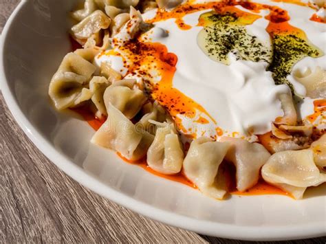 Plato de Manti con salsa de yogur