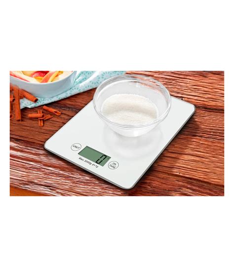 Balanza digital de cocina con un vaso de leche