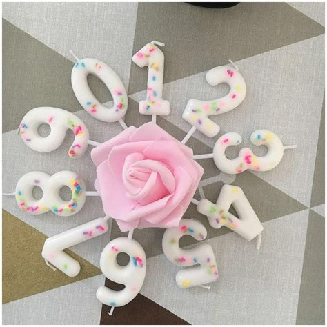 Velas de números con purpurina sobre un pastel