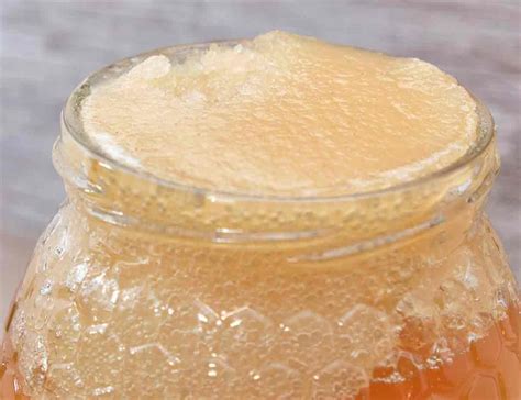 Tarro de miel fermentada con burbujas