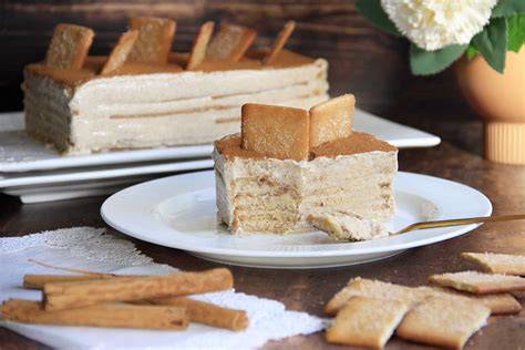 Tarta de galletas de canela con capas de crema
