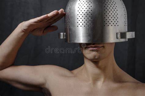 Hombre con un colador de pasta en la cabeza