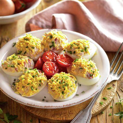 Huevos rellenos clásicos en un plato