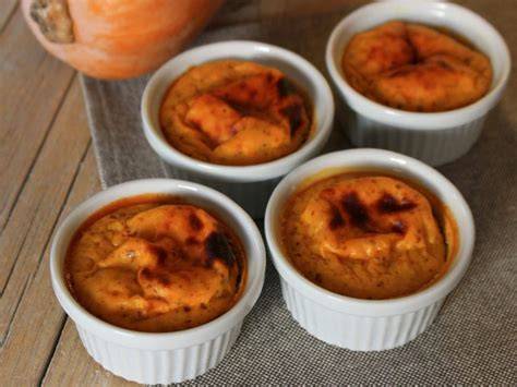 Pudín de calabaza recién horneado y listo para desmoldar