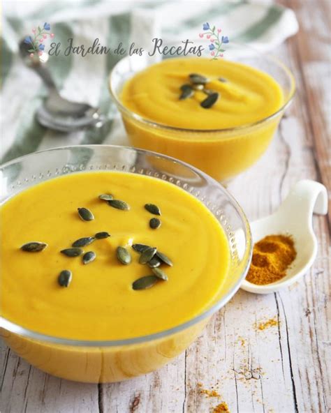 Pudín de calabaza con leche de coco y especias, decorado para el otoño