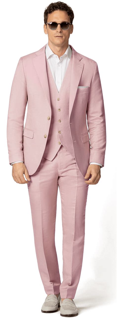 Hombre con traje rosa pastel caminando en la calle