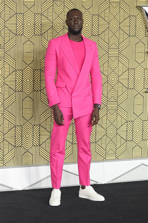 Hombre vistiendo un traje rosa fucsia con un diseño moderno