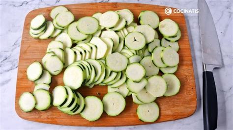 Rodajas finas de calabacín listas para sazonar