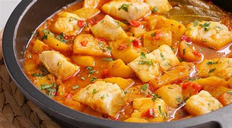 Todos los ingredientes frescos para preparar bacalao con papas