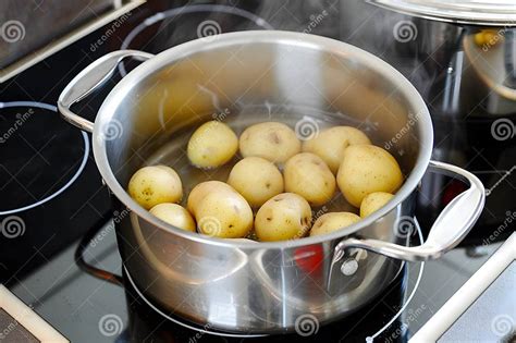 Papas cocinándose en una olla