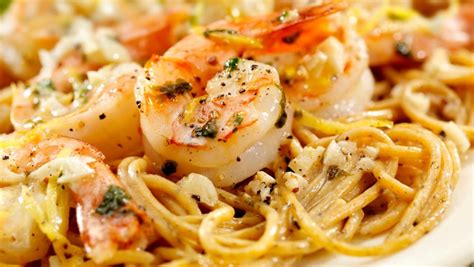 Espaguetis con gambas y salsa de chili dulce en un plato
