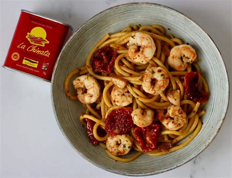 Pasta con gambas y pimentón ahumado en un plato