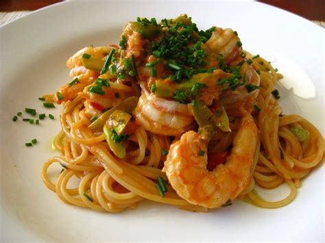 Espaguetis con gambas y rúcula recién preparados