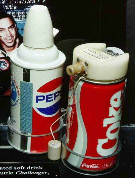 Astronauta haciendo bolas con una lata de Pepsi en microgravedad
