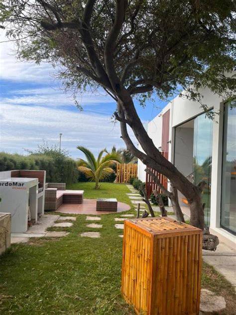 Terraza privada con barbacoa en un bungalow frente al mar