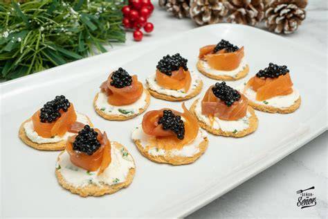 Mesa con diferentes tipos de canapés de salmón ahumado