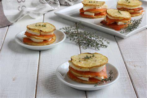 Torres de patata con salmón y provola apiladas