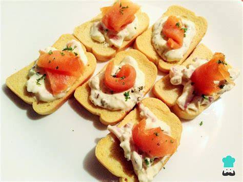 Canapés de patata con salmón ahumado y crema listos para servir