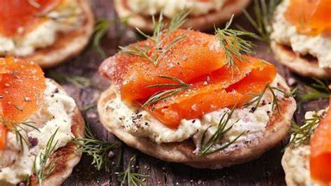 Variedad de canapés con salmón ahumado sobre diferentes bases