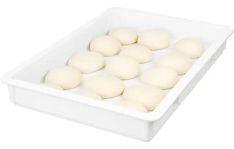 Cubetas de polipropileno apiladas para fermentación de masa de pizza