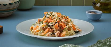 Pasta con salmón ahumado y calabacín