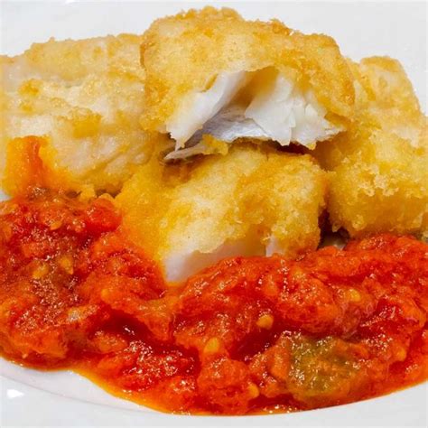 Bacalao con tomate servido con perejil fresco