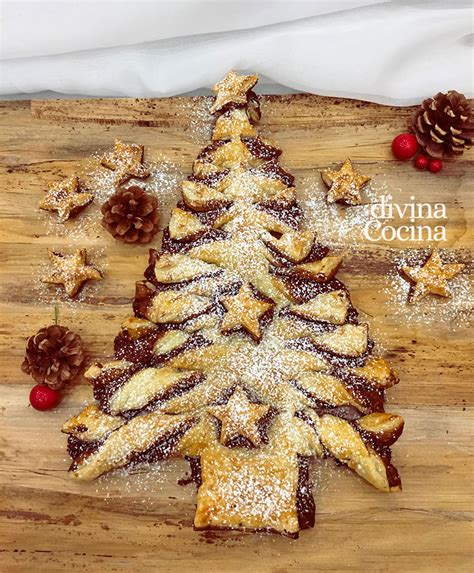 Árbol de Navidad de hojaldre recién horneado con mermelada de fresa