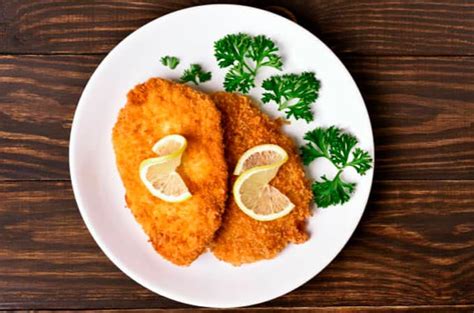 Plato de pechuga apanada con guarnición
