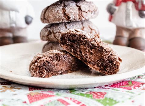 Galletas rellenas de chocolate blanco sobre una bandeja