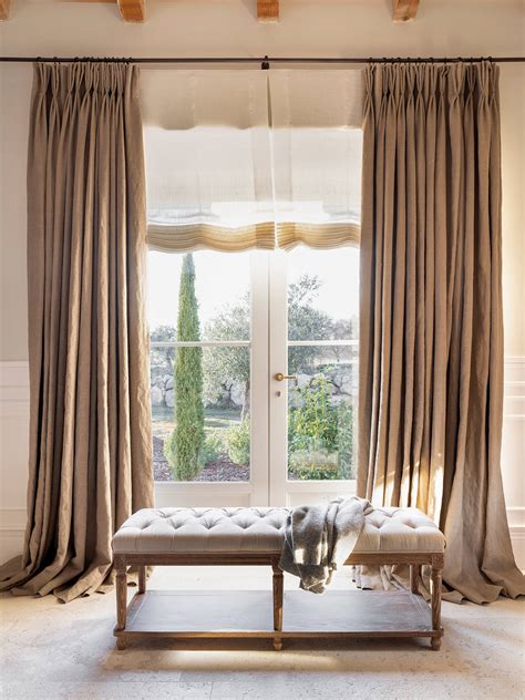 ventana con cortinas corridas para mantener la casa fresca