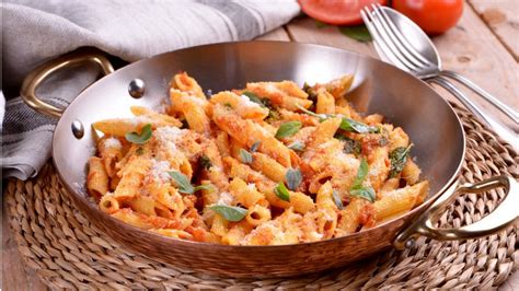 Macarrones a la napolitana listos para servir