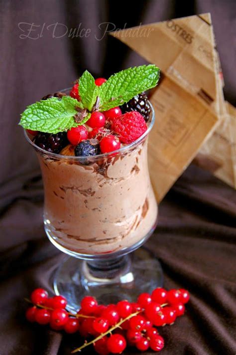 Mousse de chocolate decorada con frutos rojos y menta