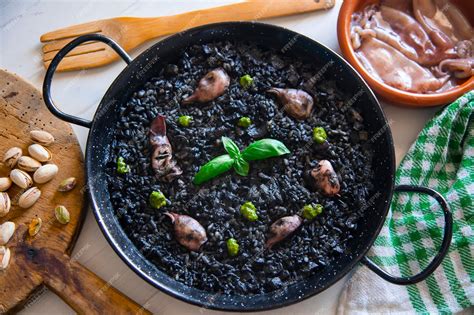 Arroz negro tradicional valenciano servido en paella