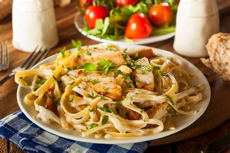 Plato de Fettuccine Alfredo con Pollo