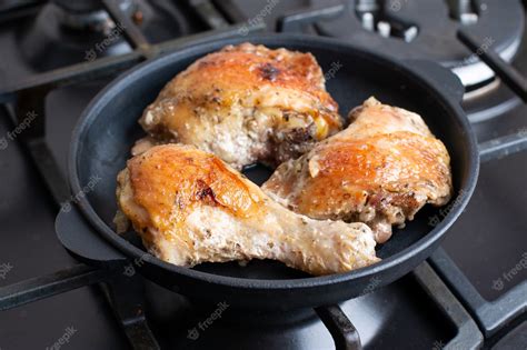 Pechugas de pollo dorándose en una sartén